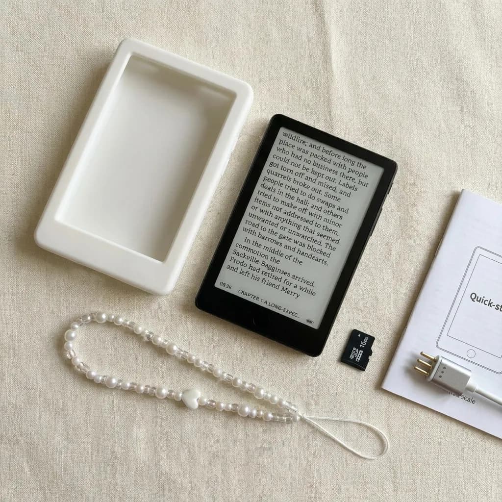 Kit completo branco: mini leitor, capa de silicone, cordão de missangas e cartão microSD de 16 GB